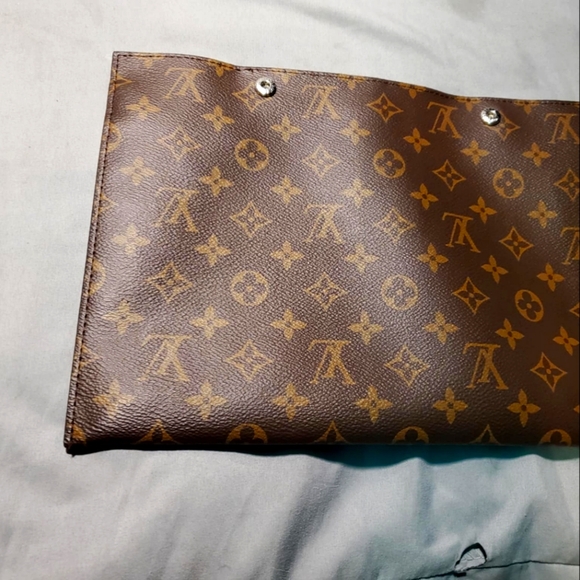 Louis Vuitton Poche Toilette Monogram - Picture 3 of 4